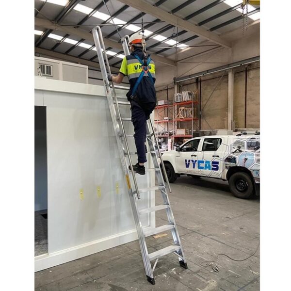 Escalera de acceso con desembarco DIA